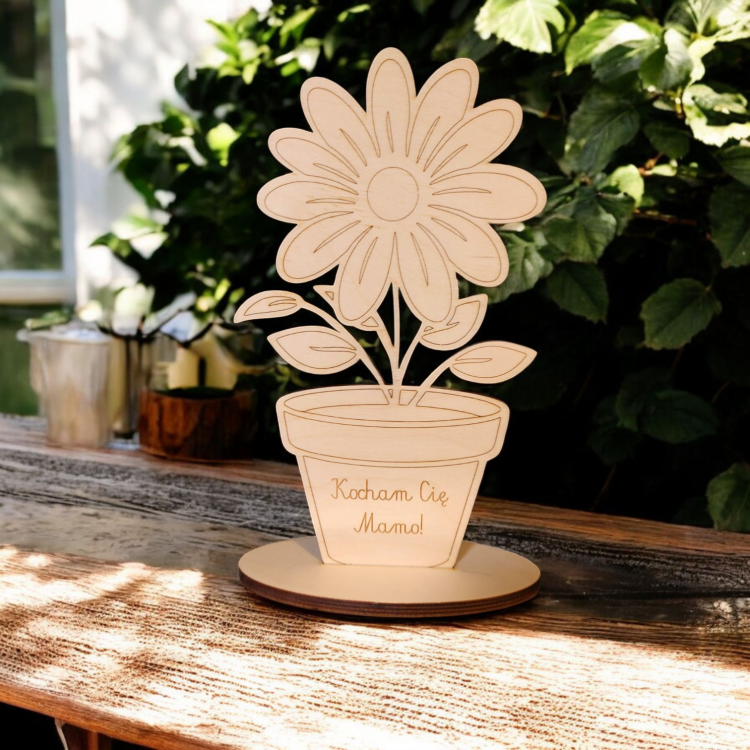 Kwiatek w doniczce na stole