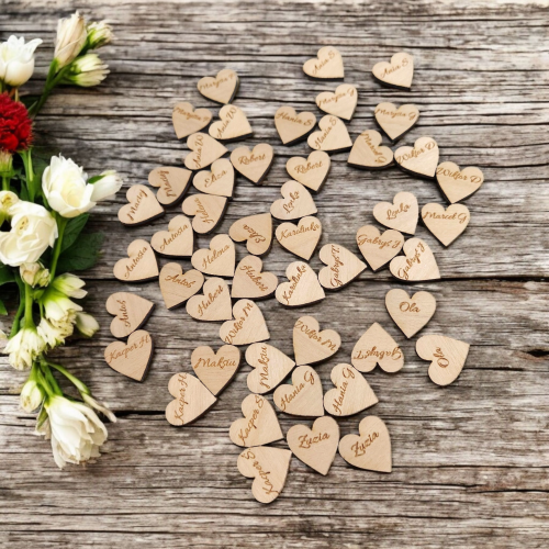 Małe serduszka ze sklejki z grawerowanymi imionami.png