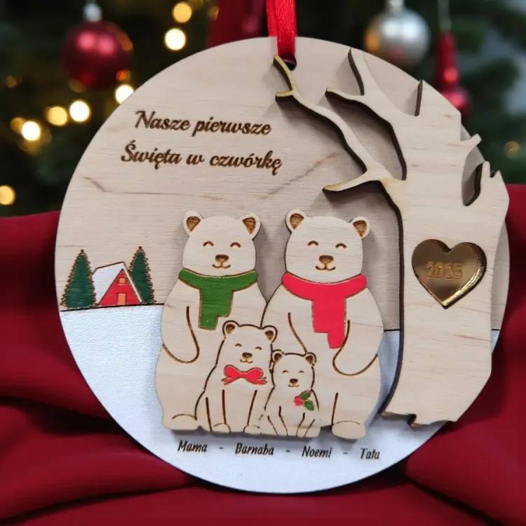 Rodzina misiów w czwórkę zimą.webp