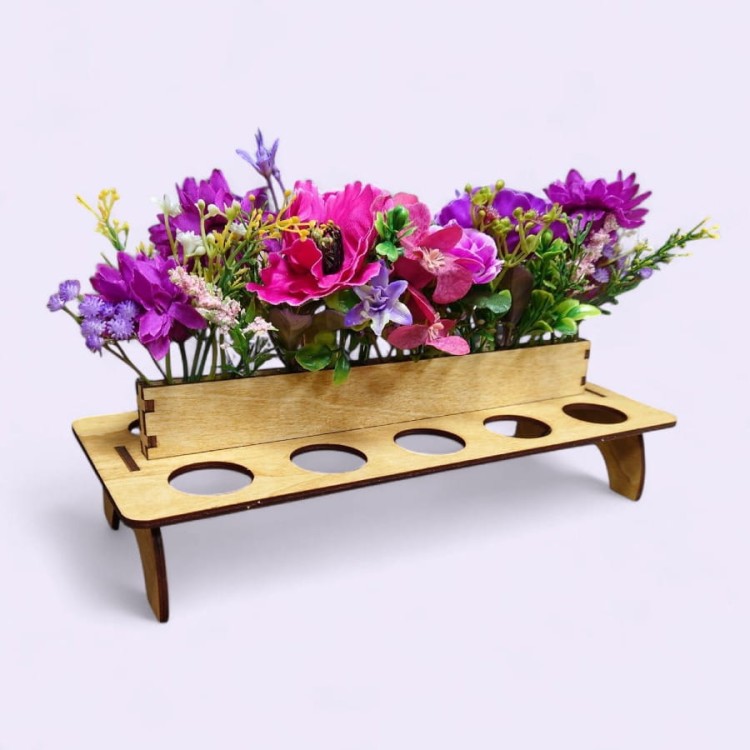 Fioletowe kwiaty w stojaki na pisanki