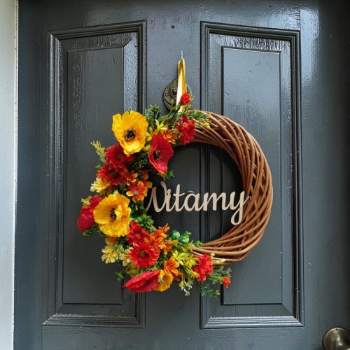 wianek z wikliny na drzwi wejściowe kwiaty czerwono zołte