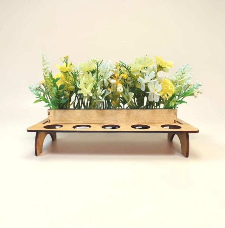 Stojak na pisanki ze sklejki z żółto białymi kwiatami