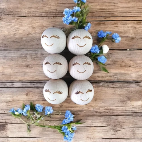 Drewniane główki aniołków.webp