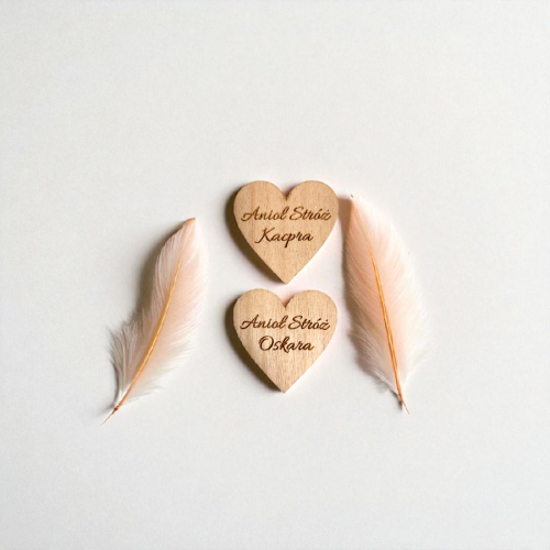 dwa serduszka ze sklejki z grawerem Anioł Stróż plus imię