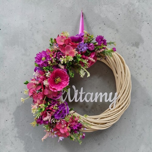 Wianek wiklinowy na drzwi z napisem „Witamy”, średnica 33 cm, z różowo-fioletowymi kwiatami i białym akrylowym napisem 3 mm.