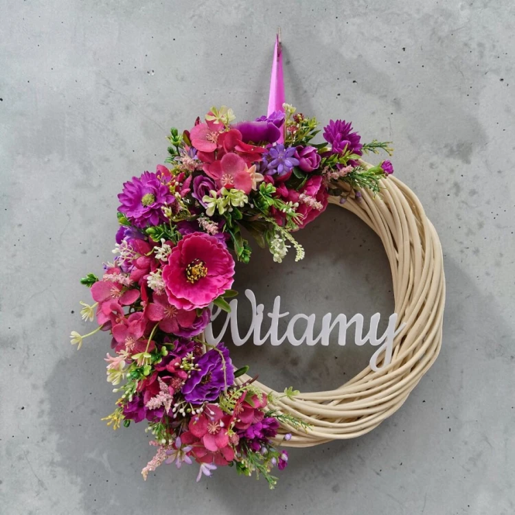 Wianek wiklinowy na drzwi z napisem „Witamy”, średnica 33 cm, z różowo-fioletowymi kwiatami i białym akrylowym napisem 3 mm.