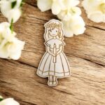 Dziewczynka ze świecą ze sklejki grawerowana scrapka 7x3,5 cm - do DIY i rękodzieła - obrazek 2