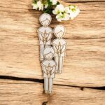 Chłopiec ze świecą ze sklejki grawerowany scrapka 7x2,5 cm - do DIY i rękodzieła - obrazek 2