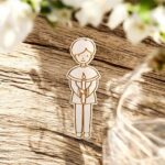 Chłopiec ze świecą ze sklejki grawerowany scrapka 7x2,5 cm - do DIY i rękodzieła
